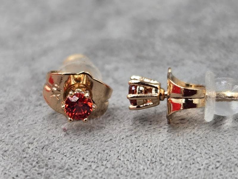 Гвоздики Xuping з червоним стразом 3 мм колір 18к