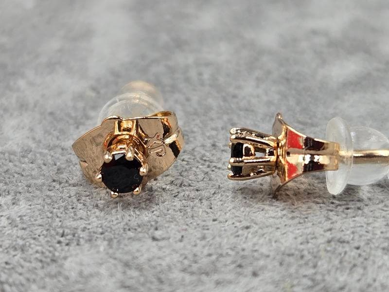 Гвоздики Xuping з чорним стразом 3 мм колір 18к