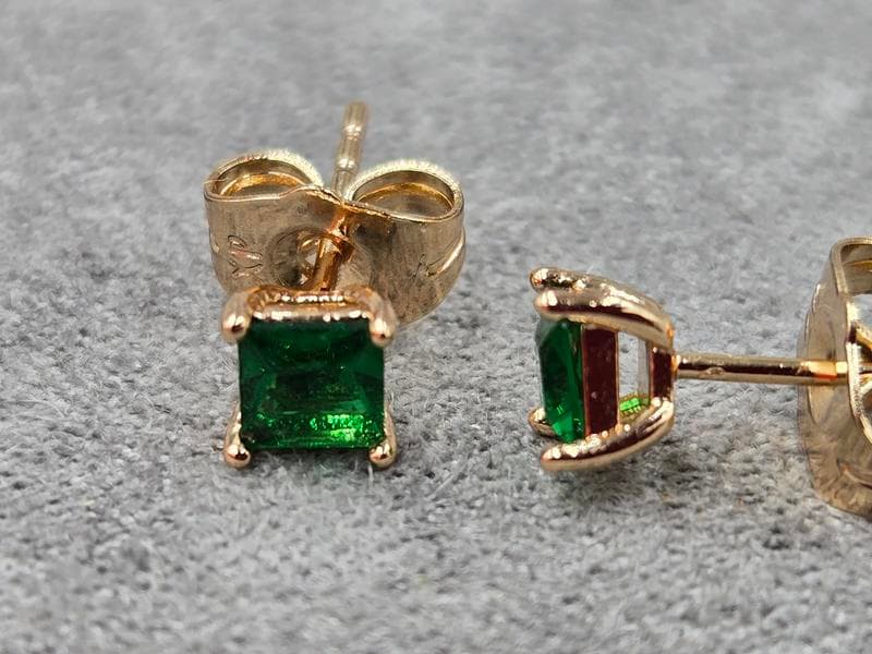 Гвоздики Xuping с зеленим стразом 5 мм колір 18к