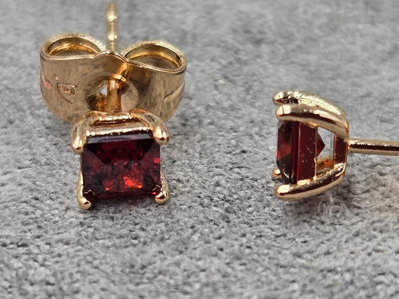 Гвоздики Xuping з червоним стразом 5 мм колір 18к