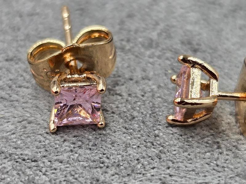 Гвоздики Xuping з рожевим стразом 5 мм колір 18к