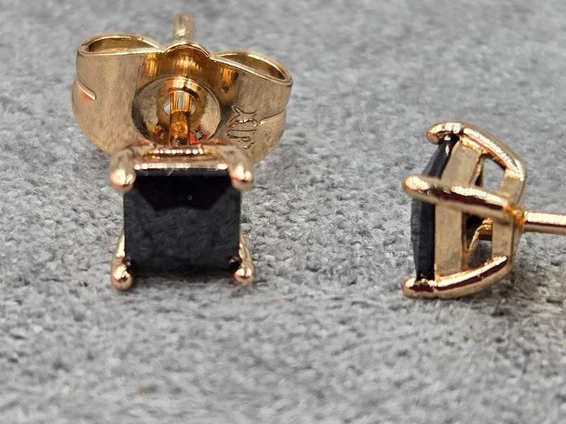 Гвоздики Xuping з чорним стразом 5 мм колір 18к