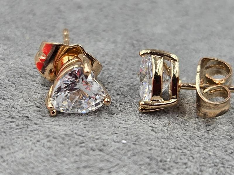 Гвоздики Xuping серце 6 мм з білим стразом колір 18к