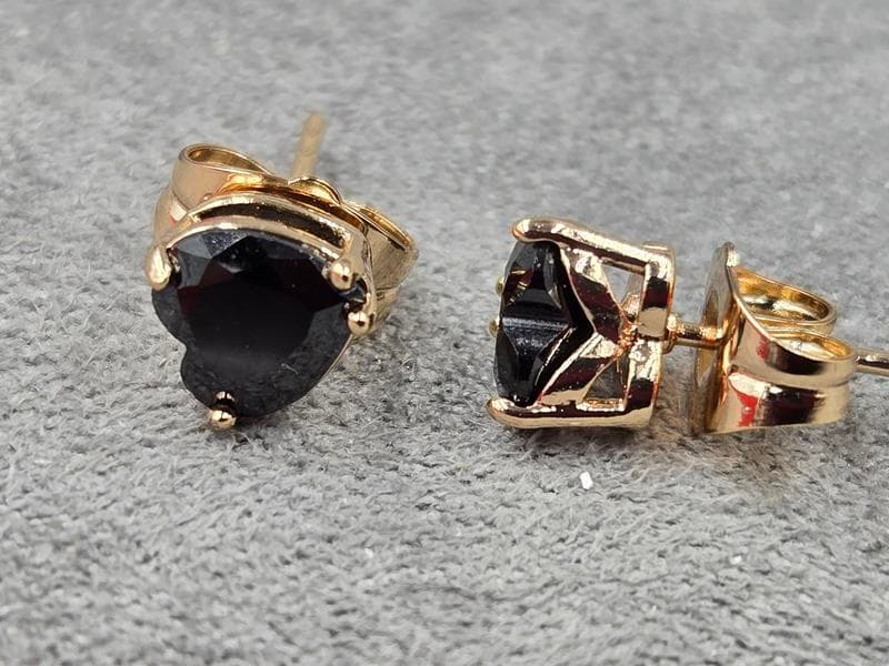 Гвоздики Xuping серце 6 мм з чорним стразом колір 18к