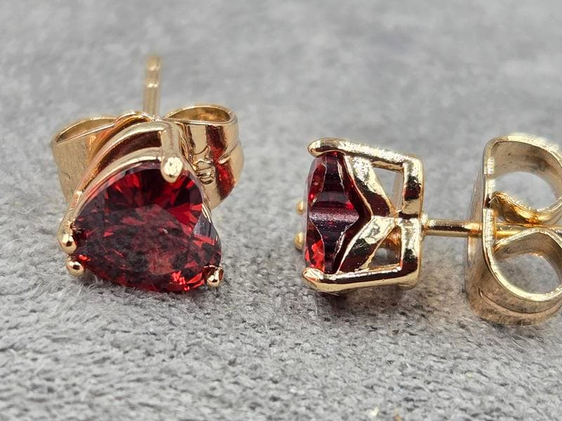 Гвоздики Xuping серце 6 мм з червоним стразом колір 18к