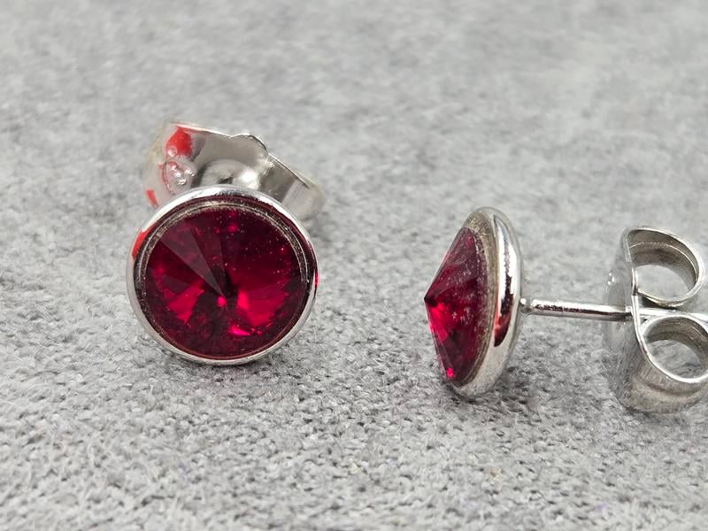 Гвоздики Xuping 9 мм с червоним стразом Swarovski родій