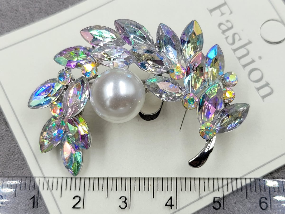 Брошь з переливом колір срібло