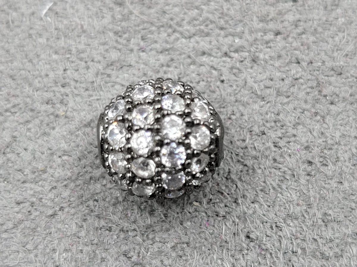 Бусина куля 8 мм чорна з білими фіанітами (гіпоалергенний сплав)