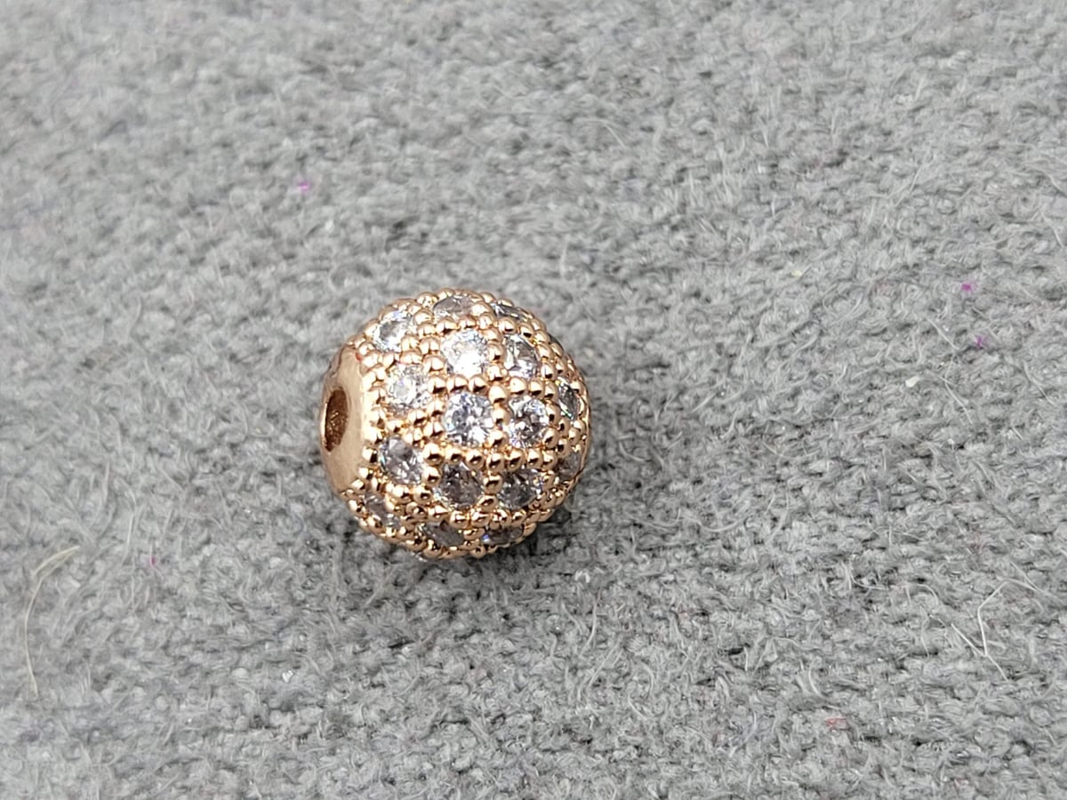 Бусина куля 6 мм рожева з білими фіанітами (гіпоалергенний сплав)