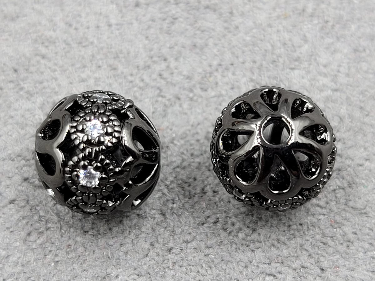 Бусина куля 8 мм чорна з білими фіанітами (гіпоалергенний сплав)