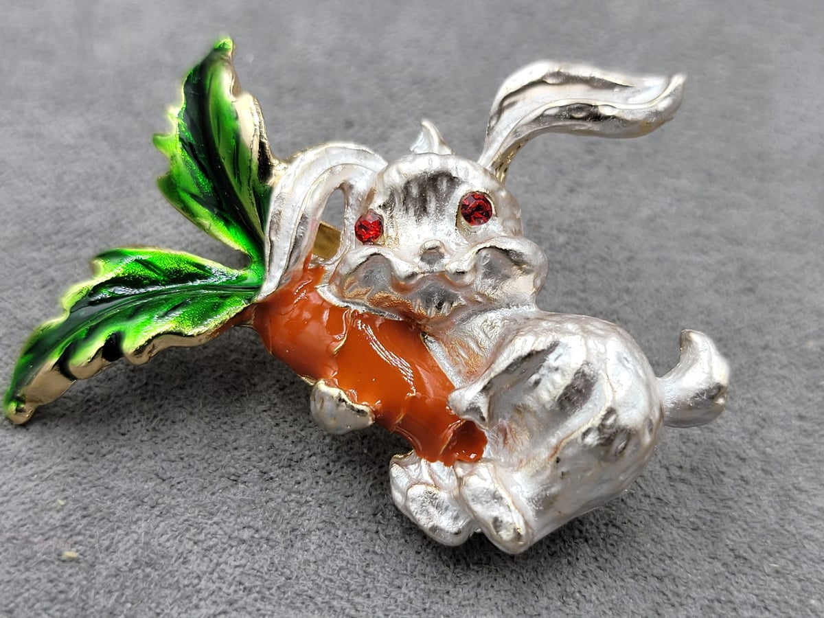 Брошь * заєць з морквою* 4*4,5 см