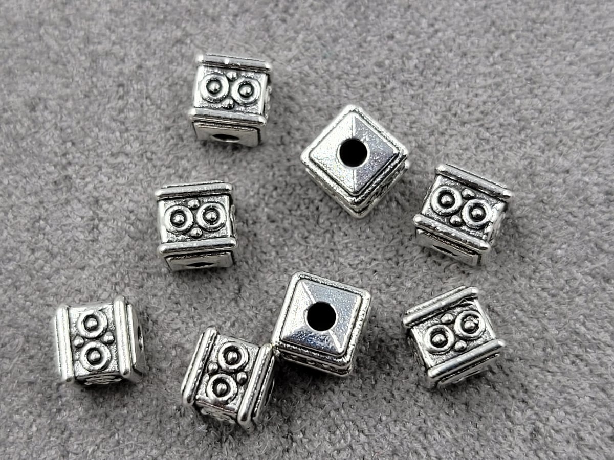 Бусина кубик 5 мм 43 шт металічна