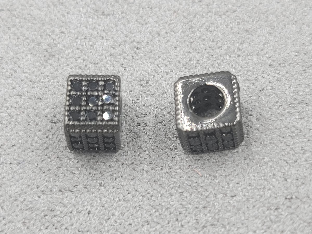 Бусина кубик 5*6 мм чорна з чорними фіанітами (гіпоалергений сплав)