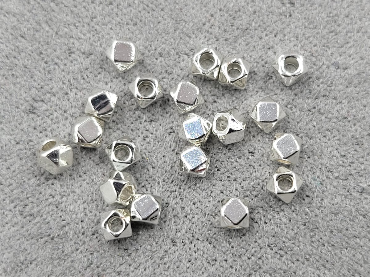 Бусини шестигранник 2,5 мм 20 штук колір срібло ( гіпоалергений сплав)
