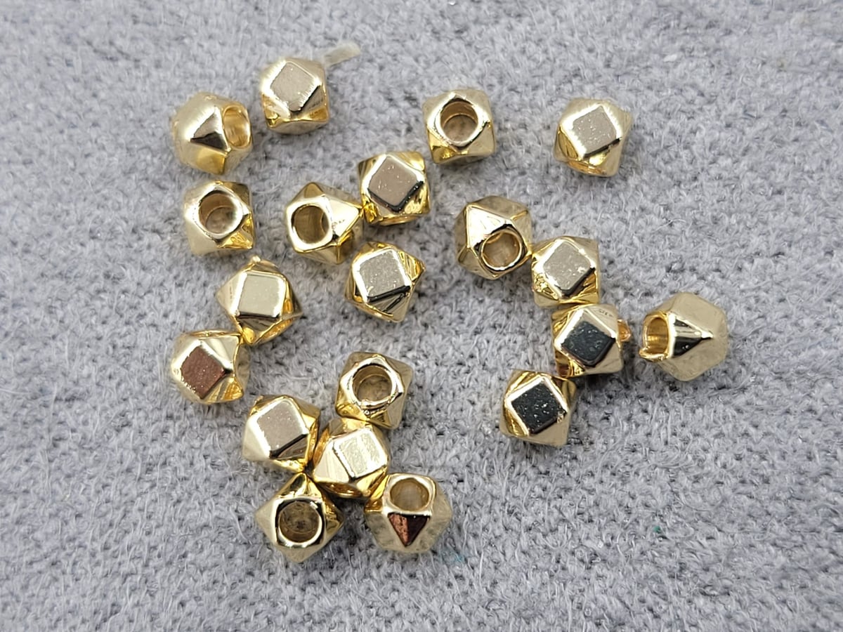 Бусини шестигранник 2,5 мм 20 штук колір золото ( гіпоалергений сплав)