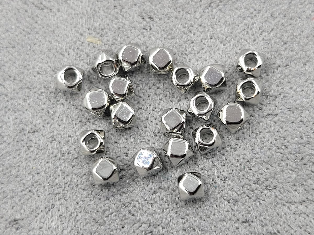 Бусини шестигранник 2,5 мм 20 штук колір сталь ( гіпоалергений сплав)