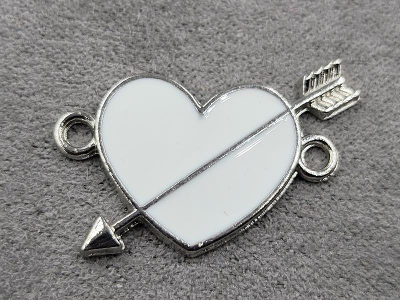 Конектор серце 16*25 мм біла емаль в металі стального кольору