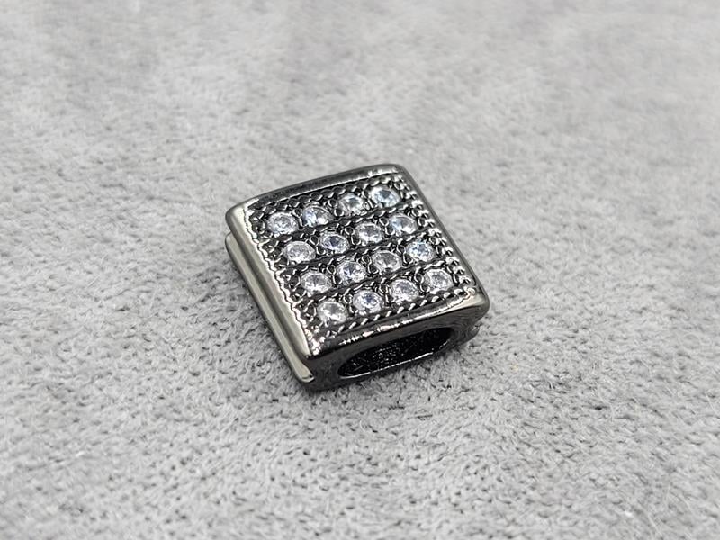 Бусина 9,2 мм т.3,7 мм чорна з білими фіанітами (гіпоалергений сплав)