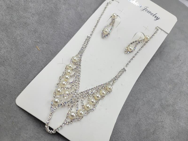 Комплект кольє + гвоздики