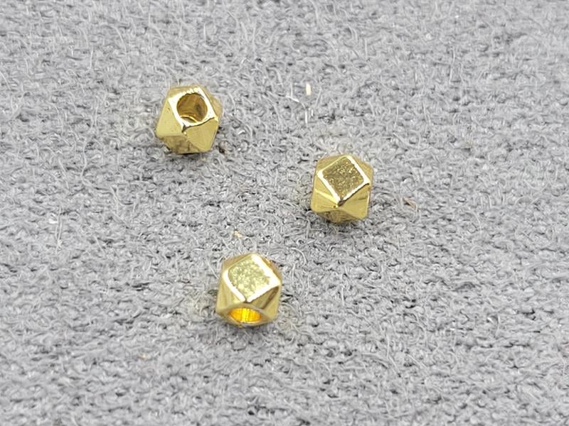 Бусини шестигранник 2,5 мм 20 штук колір лимонне золото ( гіпоалергений сплав)