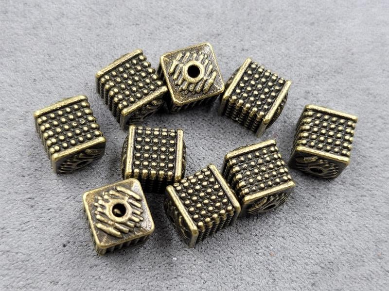 Бусини 7,5*9 мм 9 шт колір бронза (метал)