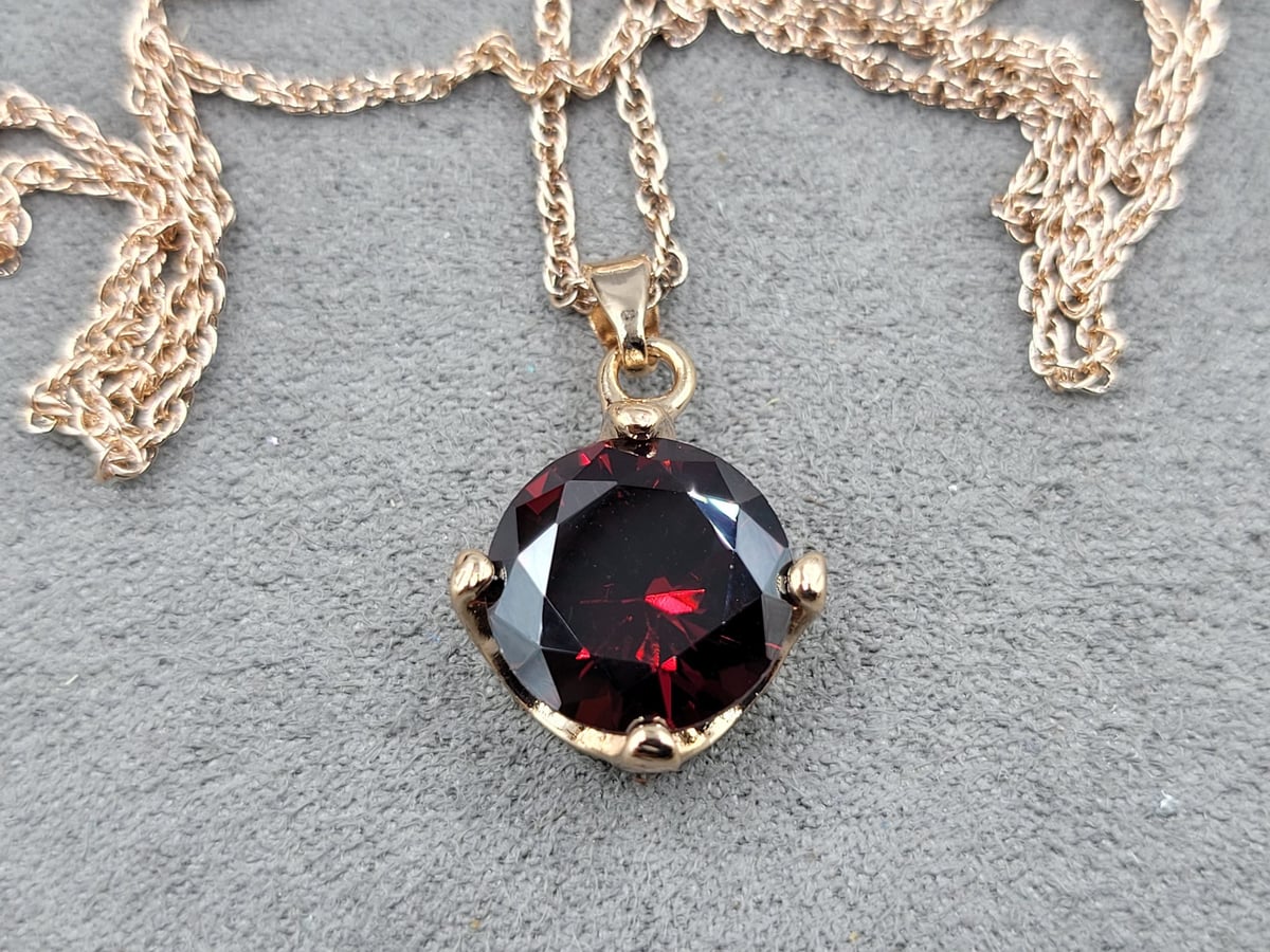 Кулон с червоним стразом 12 мм (ланцюжок 50 см)