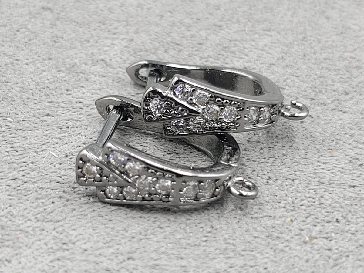 Швенза 5,8*16 мм чорна з білими стразами ( гіпоалергений сплав)