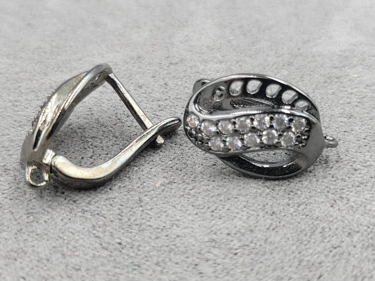 Швенза 11*17 мм чорна з білими стразами ( гіпоалергений сплав)