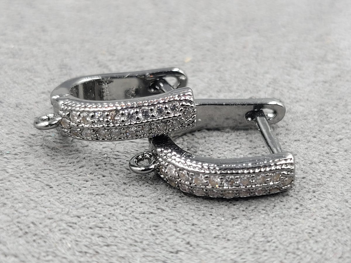 Швенза 4*17 мм колір чорний з білими стразами ( гіпоалергений сплав)