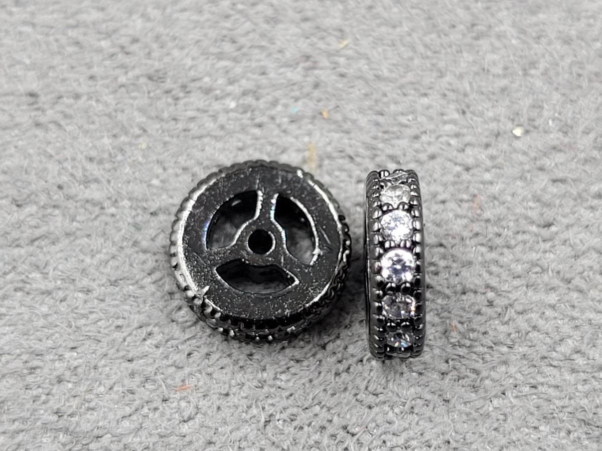 Рондель 7,3 мм т. 2 мм чорний з білими фіанітами (гиппоаллергенный сплав)