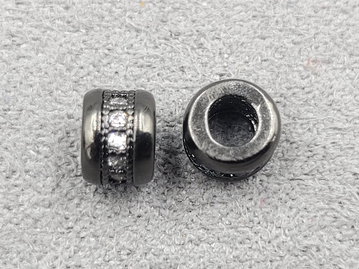 Рондель 5,7*4 мм колір чорний з білими стразами (гіпоалергений сплав)