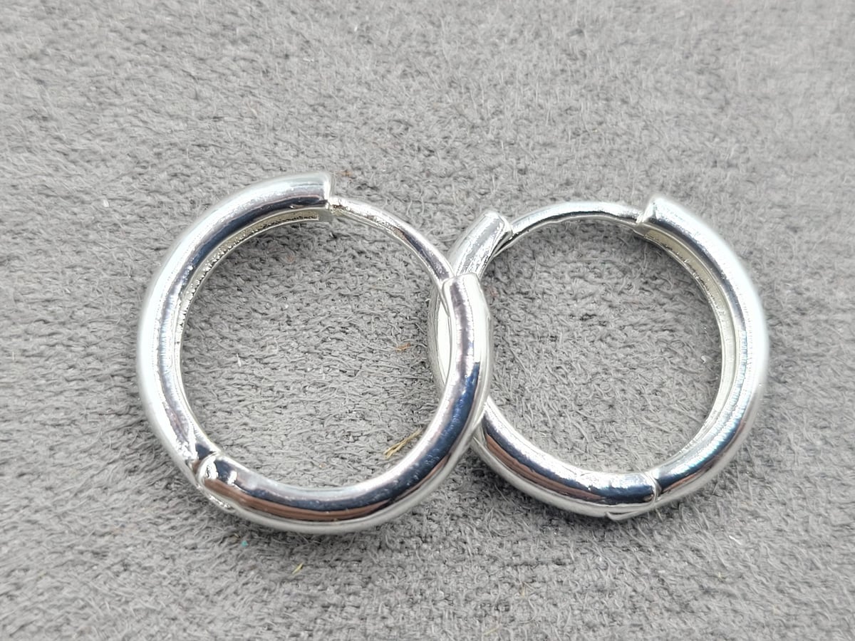 Швенза бублик 18 мм т. 3 мм колір срібло ( гіпоалергений сплав)