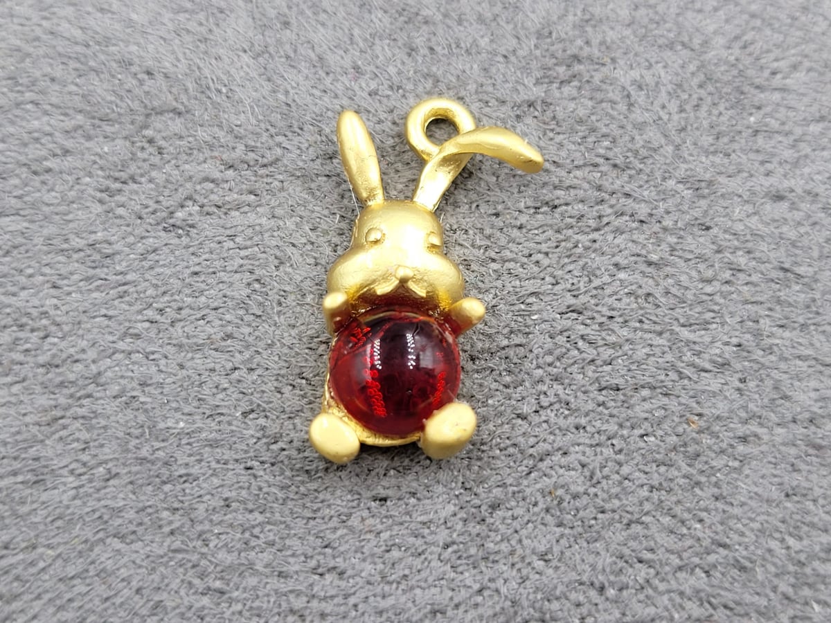 Підвіска 7*17,5 мм з червоним стразом  колір лимонне золото (гіпоалергений сплав)