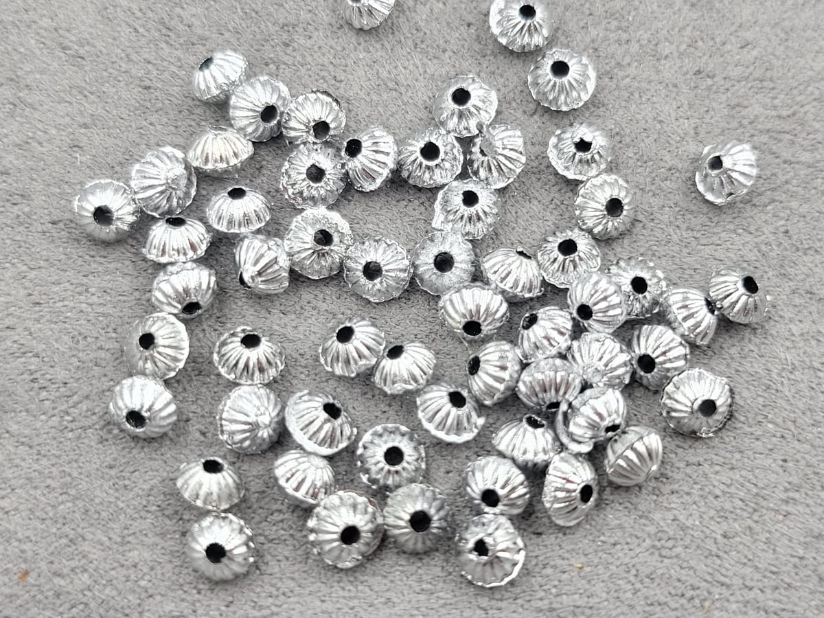 Бусина 3*4,5 мм пластикова біля 400 шт