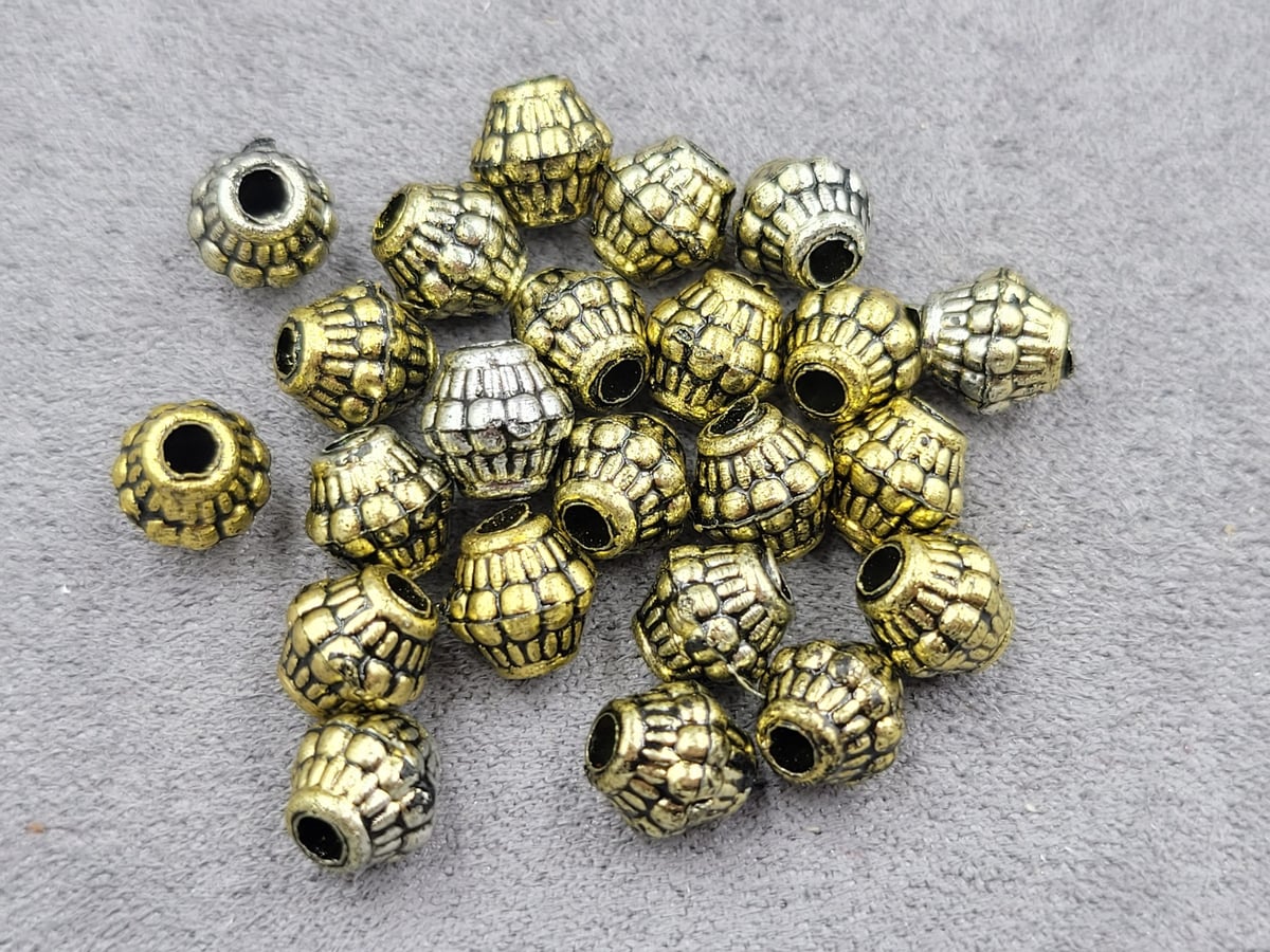 Бусина 7*8 мм пластикова біля 100 шт