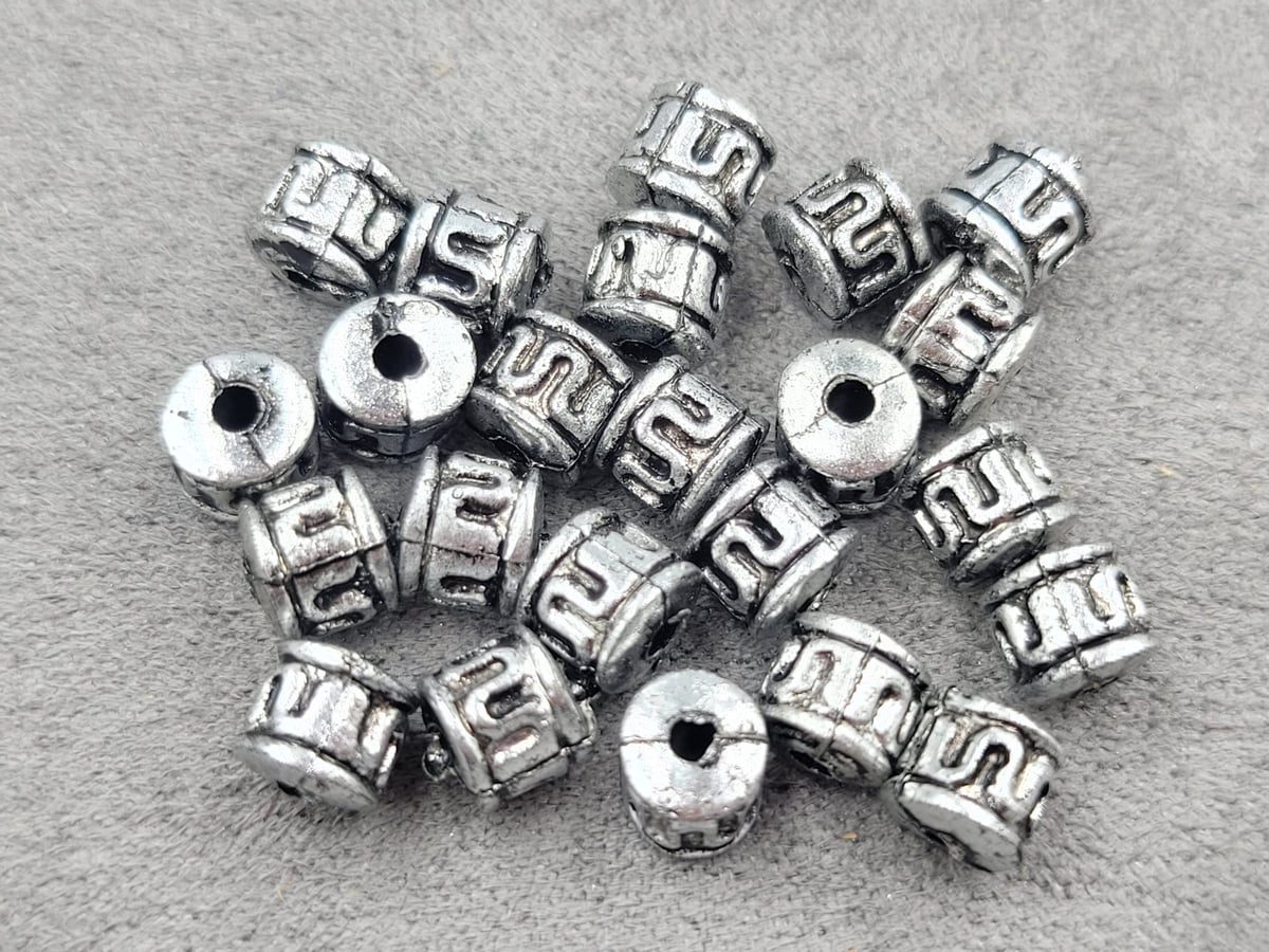 Бусина 6*6 мм пластикова 130 шт