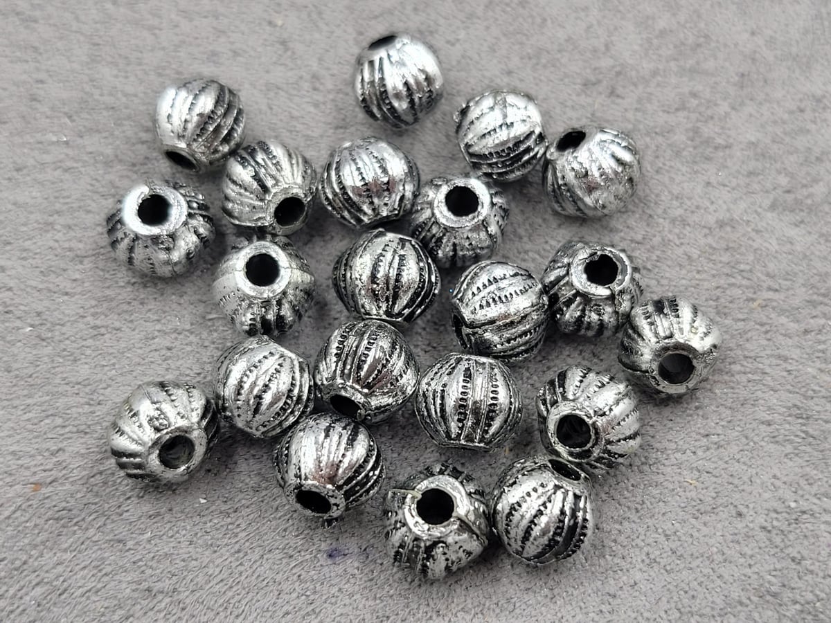 Бусина 6,5*7 мм пластикова 85 шт