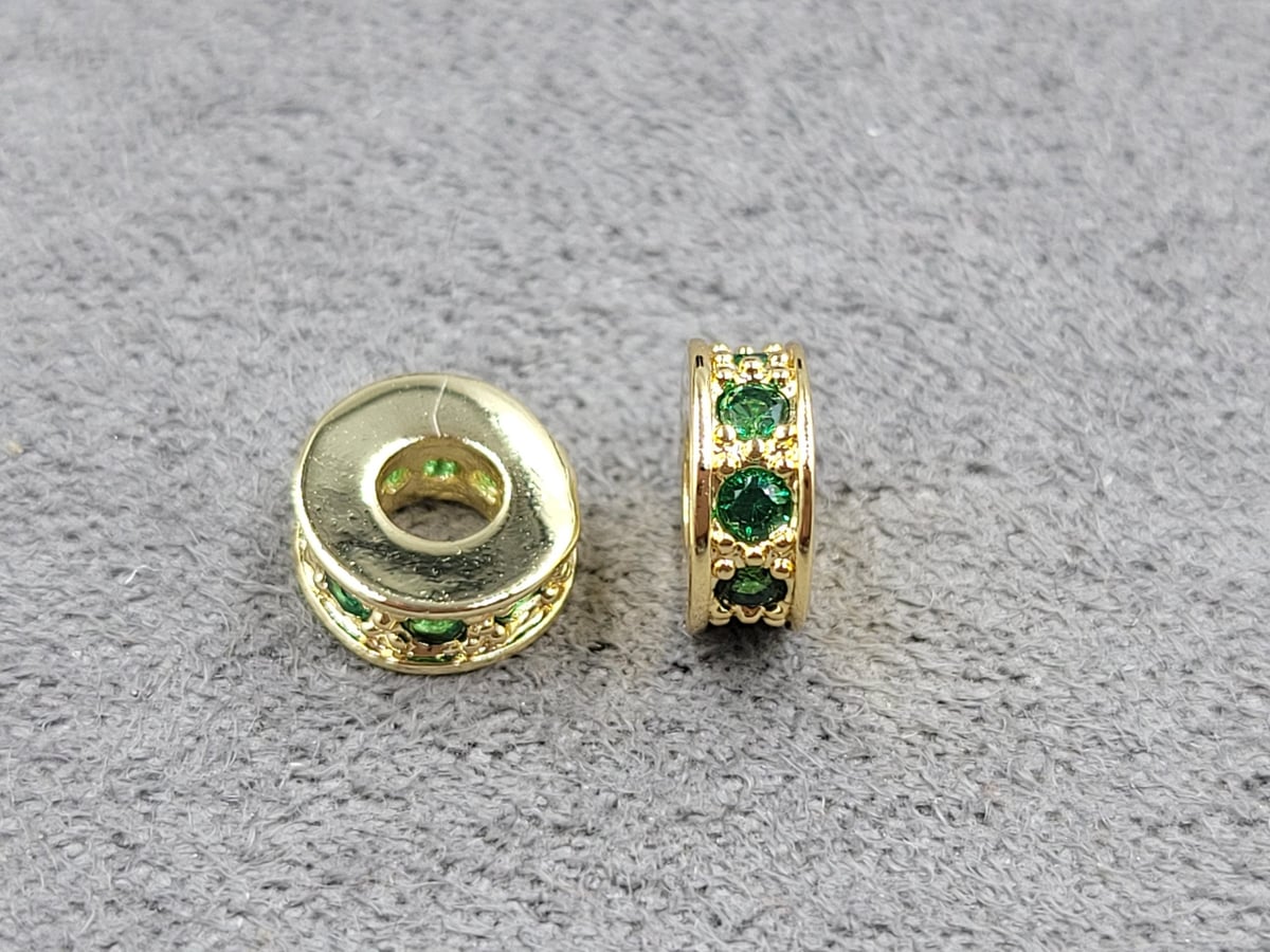 Рондель 3*7 мм отв. 2,7 мм с зеленими стразами колір лимонне золото (гіпоалергений сплав)