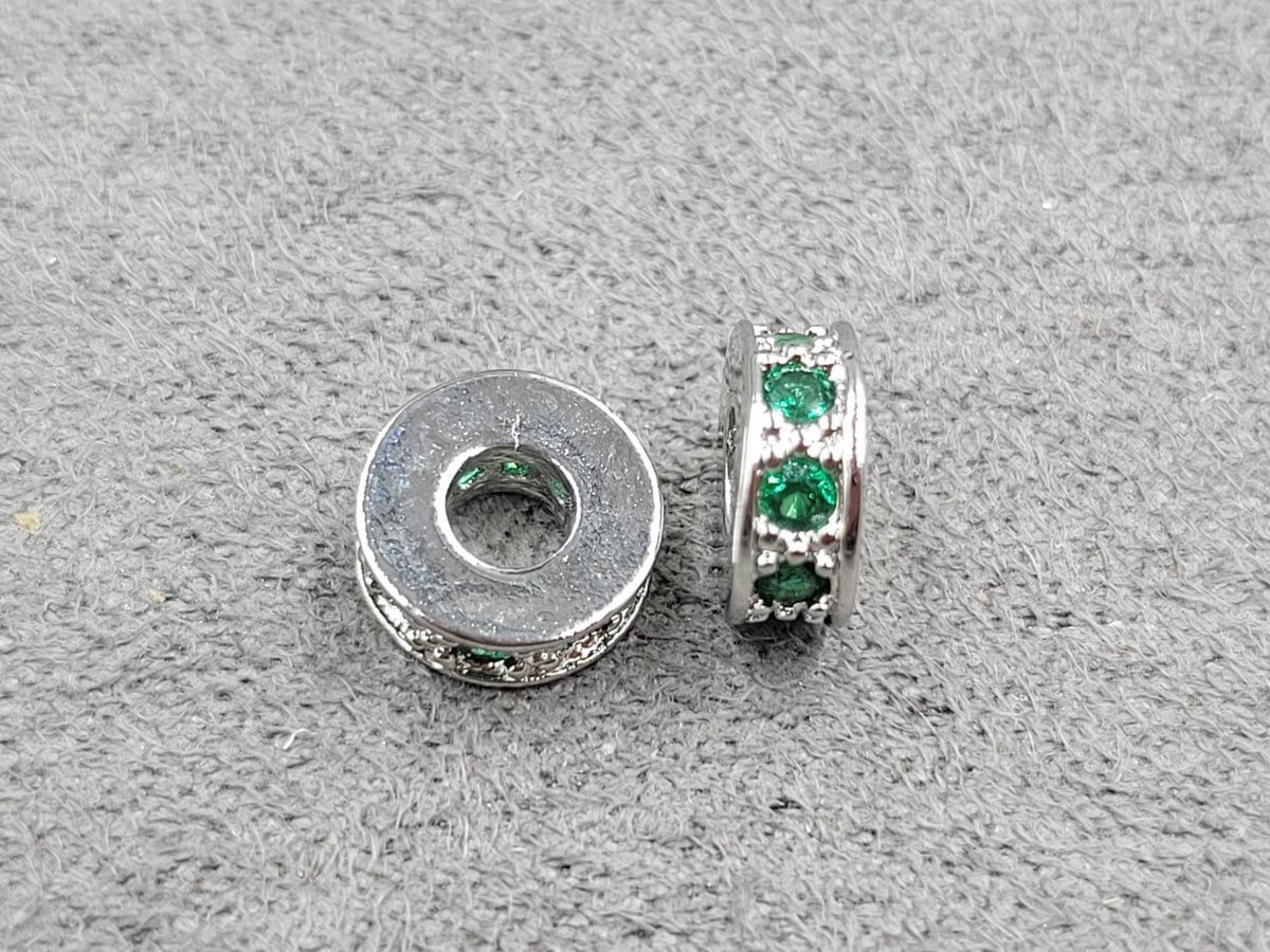 Рондель 3*7 мм отв. 2,7 мм с зеленими стразами родій (гіпоалергений сплав)