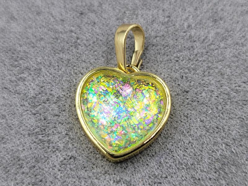 Підвіска серце 15*16 мм с зеленим відтінком колір лимонне золото (гіпоалергений сплав)