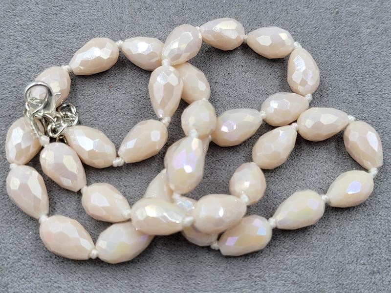 Намисто зі скла 8*12 мм довжина 45+5 см бежевий матовий з переливом