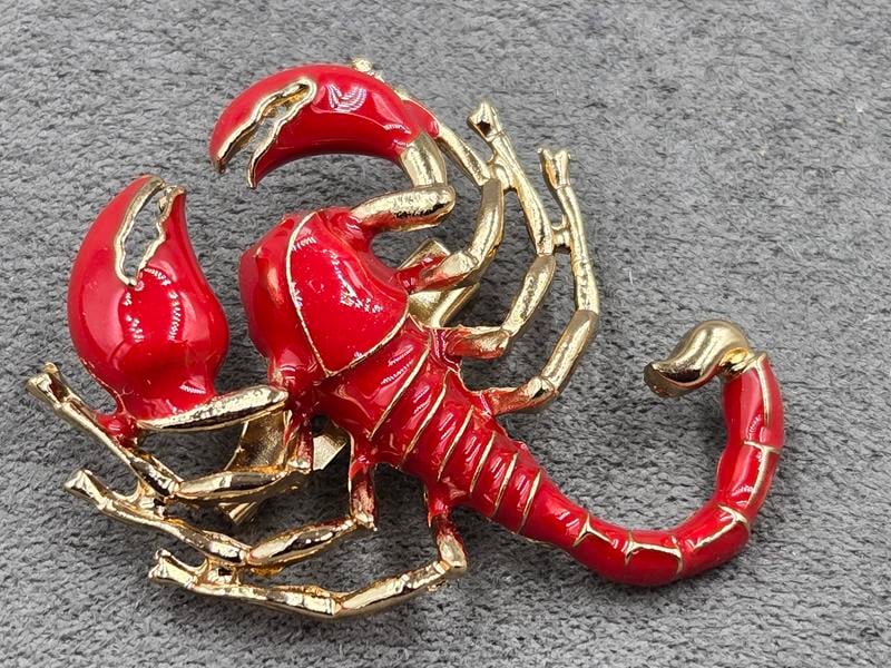 Брошь 34*37 мм скорпион