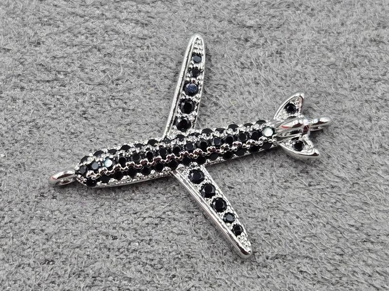 Конектор літак 21*27 мм колір сталь з чорними стразами (гіпоалергений сплав)