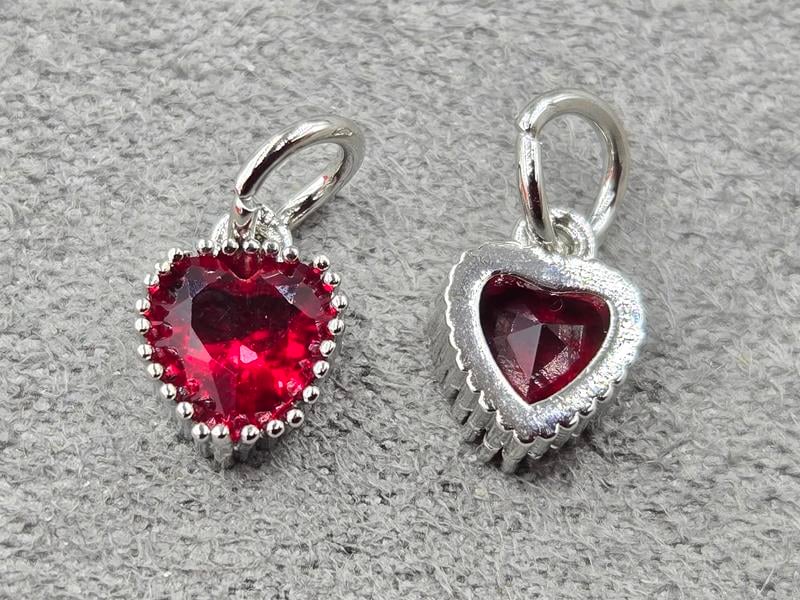 Підвіска 7*9 мм з червоним стразом колір сталь (гіпоалергений сплав)