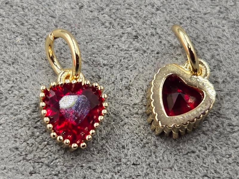 Підвіска 7*9 мм з червоним стразом колір золото (гіпоалергений сплав)