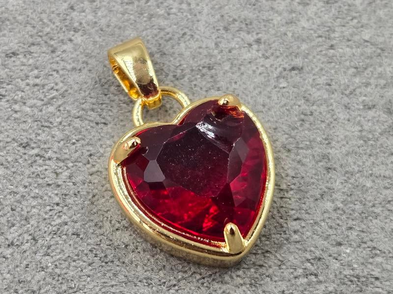 Підвіска серце 15*18 мм з червоним стразом колір золото (гіпоалергений сплав)