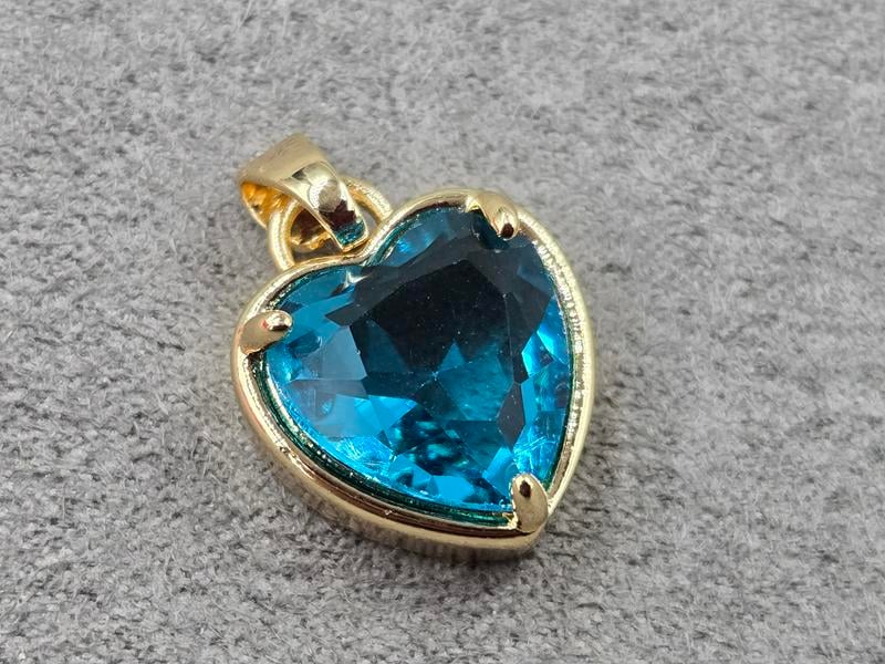 Підвіска серце 15*18 мм з блакитним стразом колір золото (гіпоалергений сплав)