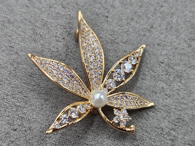 Брошка Xuping 36*39 мм колір золото 18к (мед. сплав)