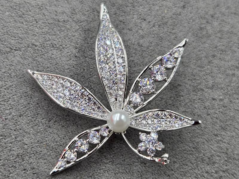 Брошка Xuping 36*39 мм колір срібло  (мед. сплав)