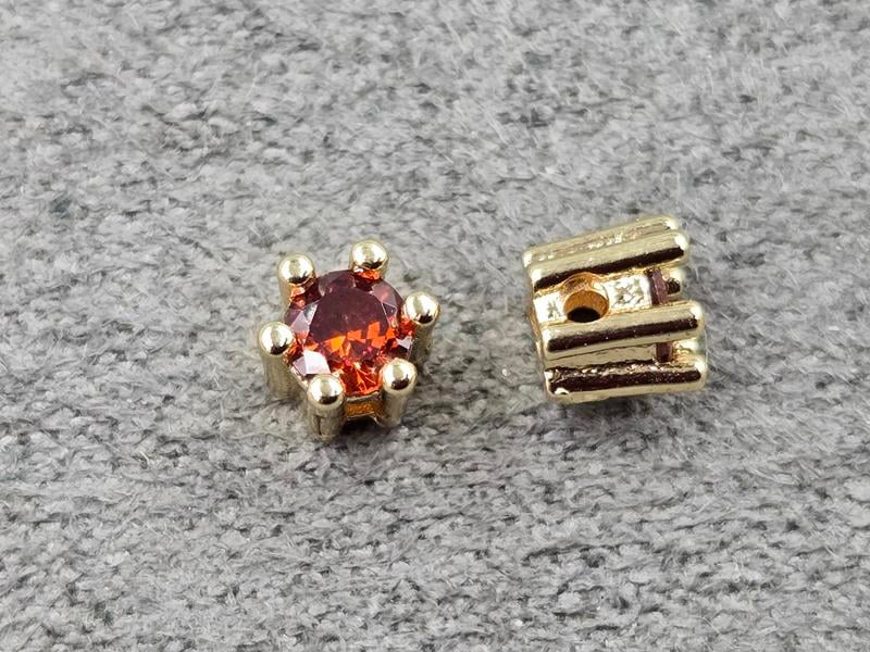 Бусина 4,5*4,5 мм з червоним стразом колір золото (гіпоалергений сплав)